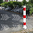 Poteau de parking rabattable - 70x70mm - blanc/rouge - avec montage au sol