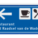 Blauw routebord op maat met tekst en 2 pictogrammen