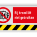 Brand bord met pictogram en tekst Busslang Bij brand lift niet gebruiken