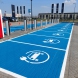 Wegmarkering oplaadpunt parkeervak blauw met symbool auto/stekker - wegenverf