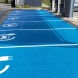 Wegmarkering oplaadpunt parkeervak blauw met symbool auto/stekker - wegenverf