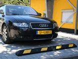 Radstopper aus Recyclinggummi 550 × 150 × 100 mm reflektierend