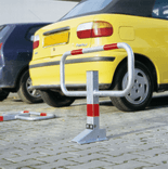 Antiparkeerbeugel IB32 570x780x70mm verzinkt, NEERKLAPBAAR - bodemmontage