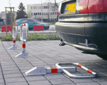 Antiparkeerbeugel IB32 570x780x70mm verzinkt, NEERKLAPBAAR - bodemmontage