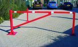 Drehbare Schranke aus Stahl - handbedient, abschließbar und mit Fangpfosten