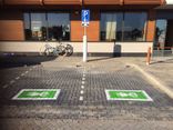 Wegmarkering oplaadpunt - symbool stekker groen wit