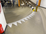 Markering haaientand witte wegenverf