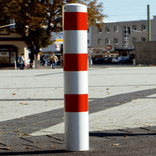 Afzetpaal rond uitneembaar met grondstuk en driekantslot - Ø89-108mm rood/wit -