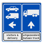 Routebord voor tankstation met vracht- en autoverkeer en ondertekst
