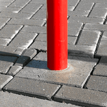 Fester Parkplatzpfosten Stahl 750 mm mit Betonfuß 295 × 295 × 350 mm