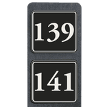 Poteau de numéro de maison à deux plaques noir et blanc réfléchissantes