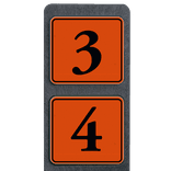 Poteau de numéro de maison à deux plaques orange avec chiffres noirs réfléchissantes