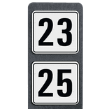 Poteau de numéro de maison à deux plaques blanches réfléchissantes