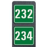 Poteau de numéro de maison à deux plaques vertes et blanches réfléchissantes