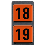 Poteau de numéro de maison à deux plaques orange et noires réfléchissantes