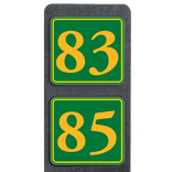 Poteau de numéro de maison à deux plaques vertes et jaunes réfléchissantes