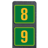 Poteau de numéro de maison à deux plaques vertes avec chiffres jaunes réfléchissantes
