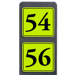 Poteau de numéro de maison à deux plaques jaune fluo et noires réfléchissantes