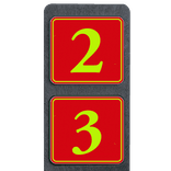 Poteau de numéro de maison à deux plaques rouges et jaunes réfléchissantes