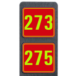 Poteau de numéro de maison à deux plaques rouges avec chiffres jaune fluo réfléchissantes