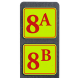Poteau de numéro de maison à deux plaques jaune fluo avec chiffres rouges réfléchissantes