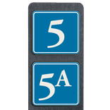 Poteau de numéro de maison à deux plaques bleues réfléchissantes