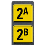 Poteau de numéro de maison à deux plaques jaunes et noires réfléchissantes