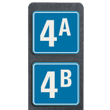Poteau de numéro de maison à deux plaques bleues et blanches réfléchissantes