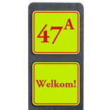 Huisnummerpaal met twee BORDEN Fluor Klassiek met tekst