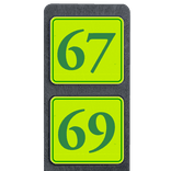 Poteau de numéro de maison à deux plaques jaune-vert fluo réfléchissantes