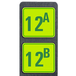Poteau de numéro de maison à deux plaques fluo vertes réfléchissantes