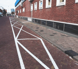 Wegmarkering parkeervak met kruis belijning