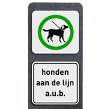 Verzwaarde bermpaal met twee bordjes honden aan de lijn