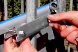 Kit de fixation antivol pour panneau sur clôture ou grillage - lot de 2
