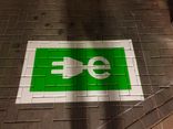 Wegmarkering oplaadpunt - symbool stekker groen wit