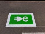 Wegmarkering oplaadpunt - symbool stekker groen wit