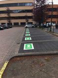 Wegmarkering oplaadpunt - symbool stekker groen wit