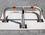 Versenkbarer Parkplatzbügel 835×400×48 mm mit Betonfundament