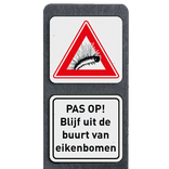 Verzwaarde bermpaal met twee borden waarschuwing Eikenprocessierups