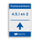 Routebord met huisnummers met logo in huisstijl