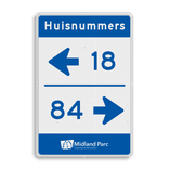 Routebord met huisnummers met logo in huisstijl