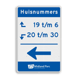 Routebord met huisnummers met logo in huisstijl