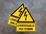 Veiligheidspictogram W012 met tekst -  Levensgevaarlijk hoge spanning - reflecterend