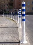 Absperrpfosten Ø 80 mm - flexibel und überfahrbar in weiß/blau