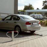 Barrière anti-stationnement blanc ou galvanisé avec manchon de sol