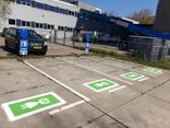 Marquage routier borne de recharge - symbole prise verte blanche