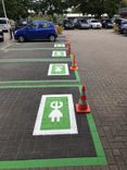Wegmarkering oplaadpunt - symbool stekker groen wit