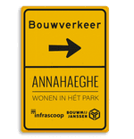 Geel routebord Bouwverkeer met pijl en zwarte tekst en logo's