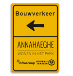 Geel routebord Bouwverkeer met pijl en zwarte tekst en logo's