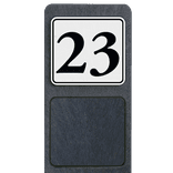 Poteau de numéro de maison avec panneau blanc réfléchissant